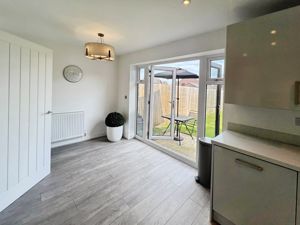 KITCHEN DINER- click for photo gallery